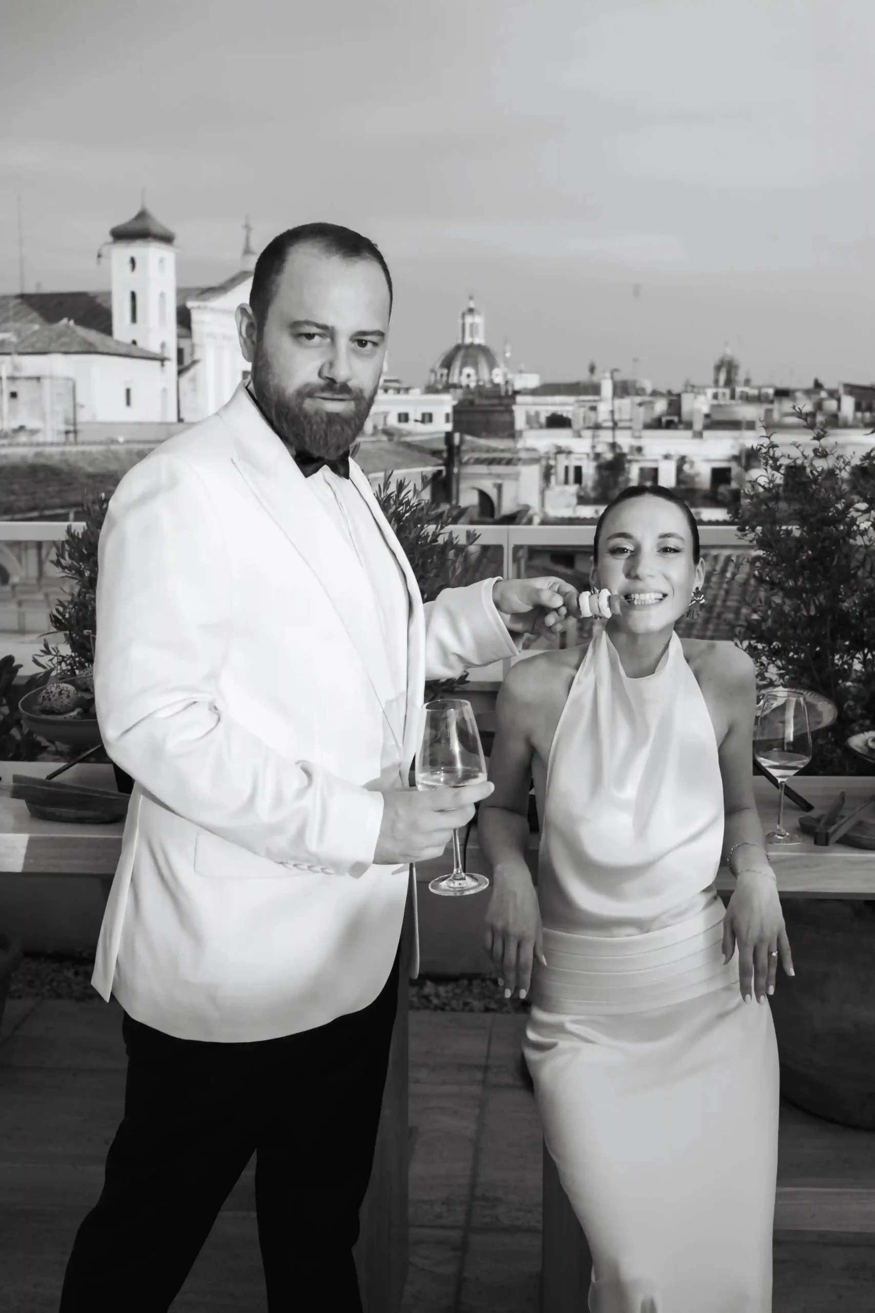 Fotografia di matrimonio a Roma al Six Senses Hotel Notos: Alp e Selen sorridono insieme in un momento intimo e gioioso sulla terrazza.