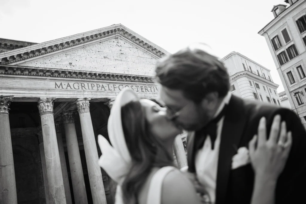 Sposi che si baciano davanti al Pantheon durante il loro matrimonio elopement a Roma.