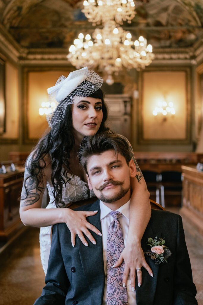 Ritratto elegante degli sposi nella sala del Comune di Bologna durante il matrimonio civile