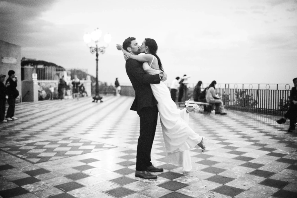 Momento spontaneo di matrimonio fotografato su pellicola 35mm e digitale dal fotografo di matrimoni Gökhan Kutluer disponibile a Istanbul