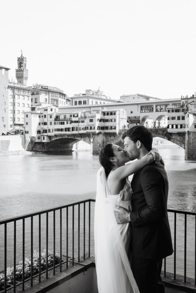 coppia che si bacia davanti ponte vecchio Firenze servizio fotografico