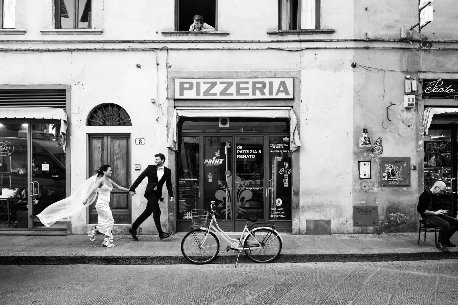 coppia che corre mano nella mano in strada a Firenze servizio fotografico