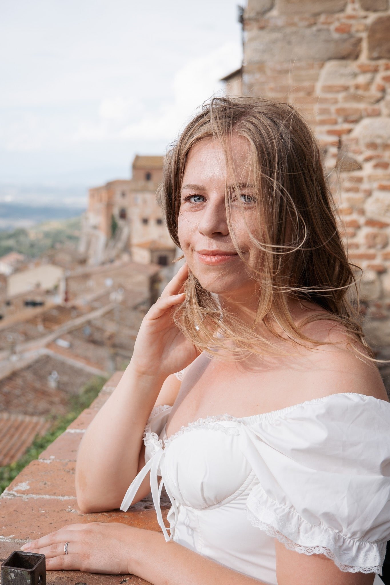 servizio fotografico fidanzamento roma italia ritratto naturale donna sfondo borgo storico italiano