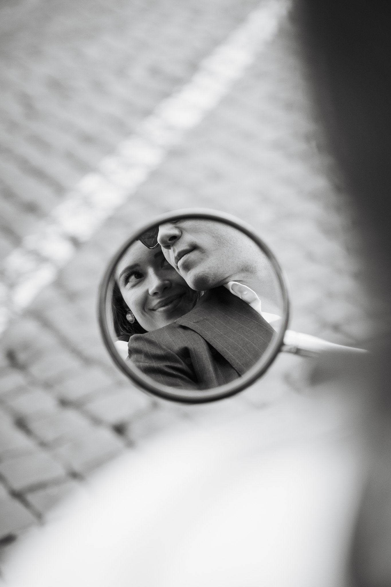foto gravidanza roma riflesso specchietto vespa coppia bianco e nero maternità roma