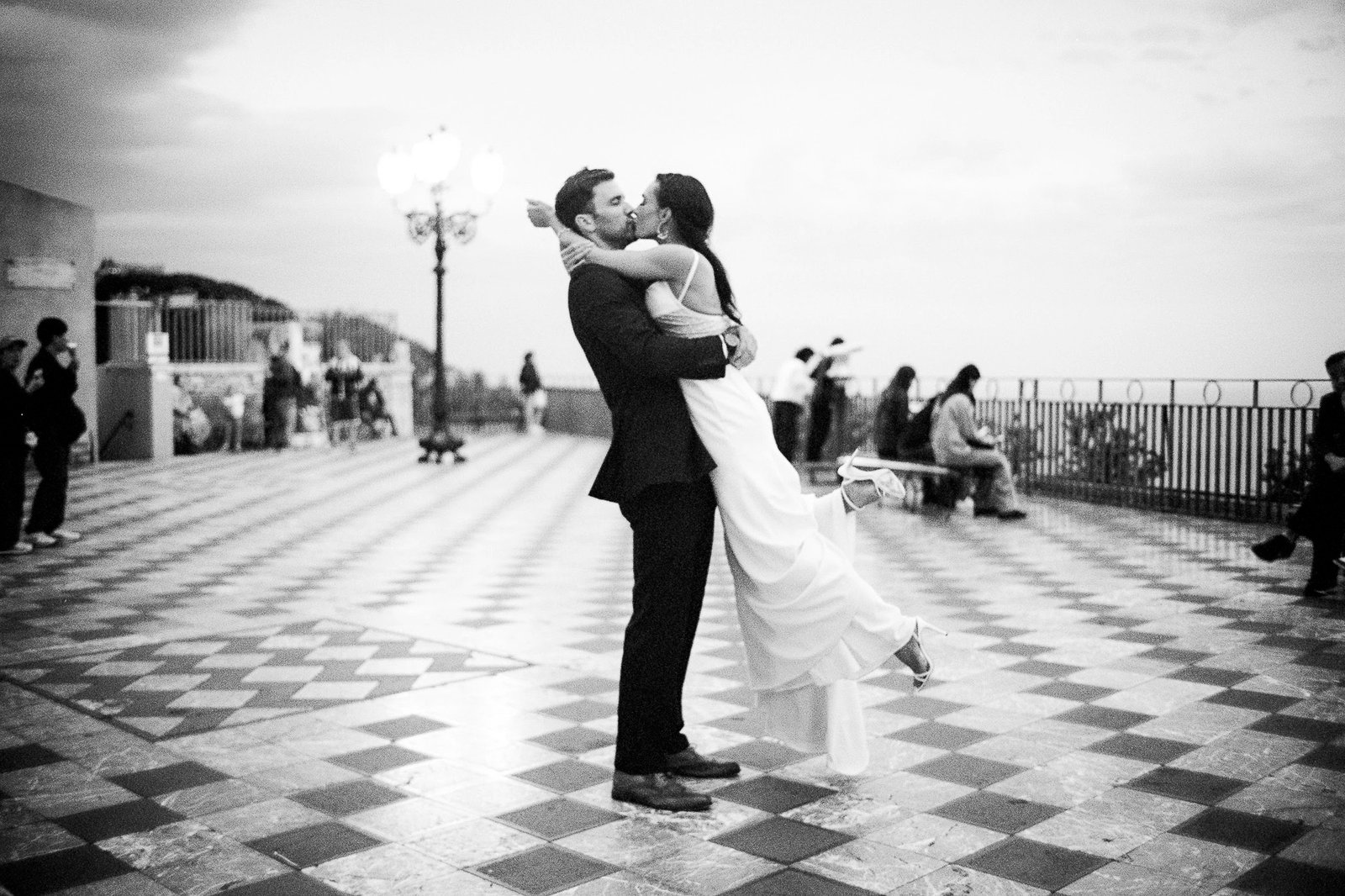 coppia che si bacia su terrazza a roma fotografia matrimonio cinematografica bianco e nero