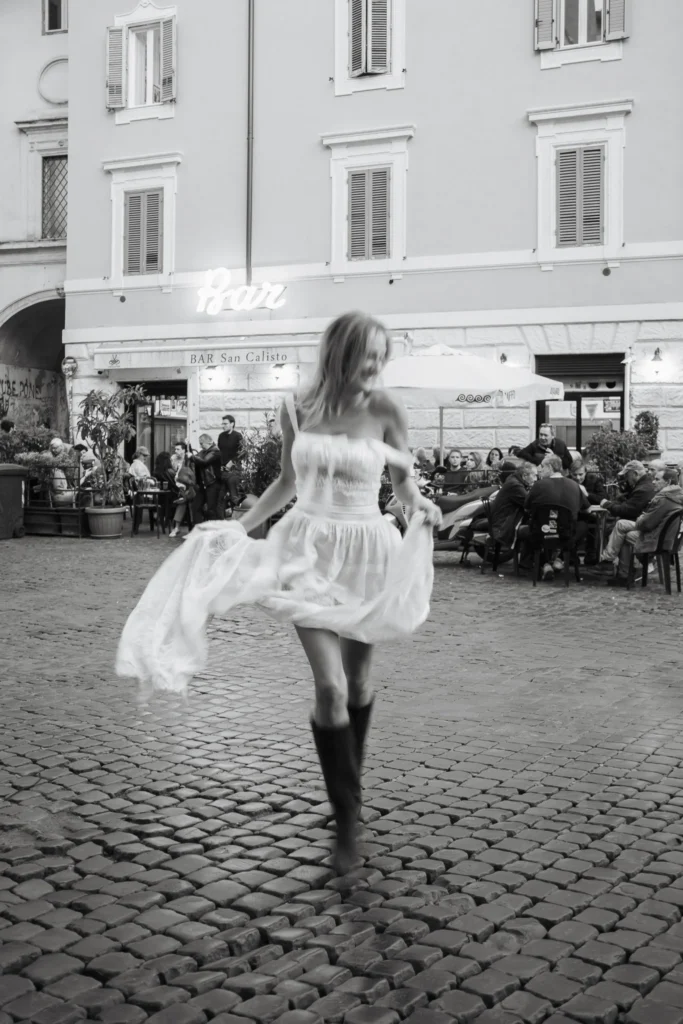 sposa corre trastevere bar san calisto fotografia matrimonio roma cinematografica