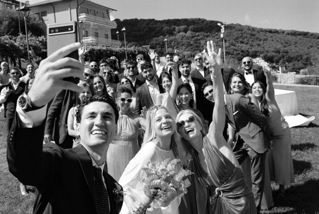 Selfie di gruppo durante matrimonio in Italia fotografato in bianco e nero su pellicola