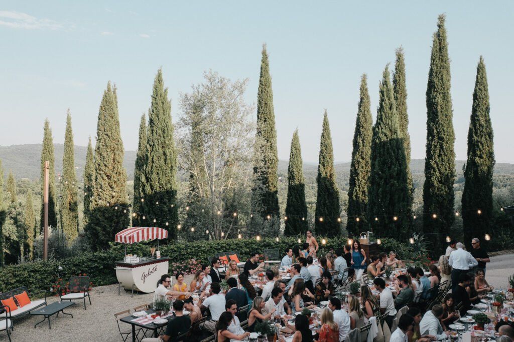 Cena di matrimonio all’aperto tra i cipressi a Casa Cornacchi in Toscana