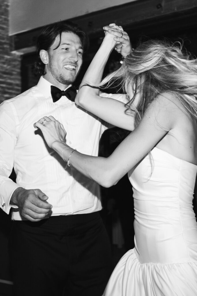 Jessica e Matthew ballano insieme durante la festa di matrimonio a Casa Cornacchi