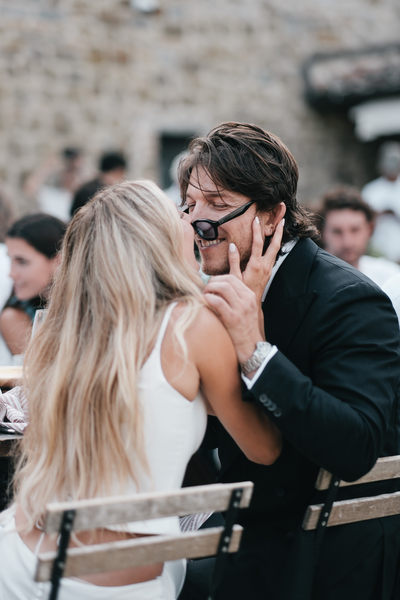 Jessica bacia Matthew durante la cena pre-matrimonio a Casa Cornacchi in Toscana