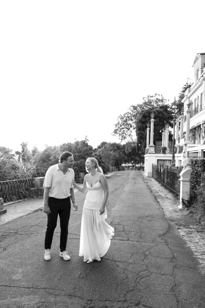 Riley e Maddie camminano insieme a Villa Borghese durante un servizio fotografico di coppia a Roma