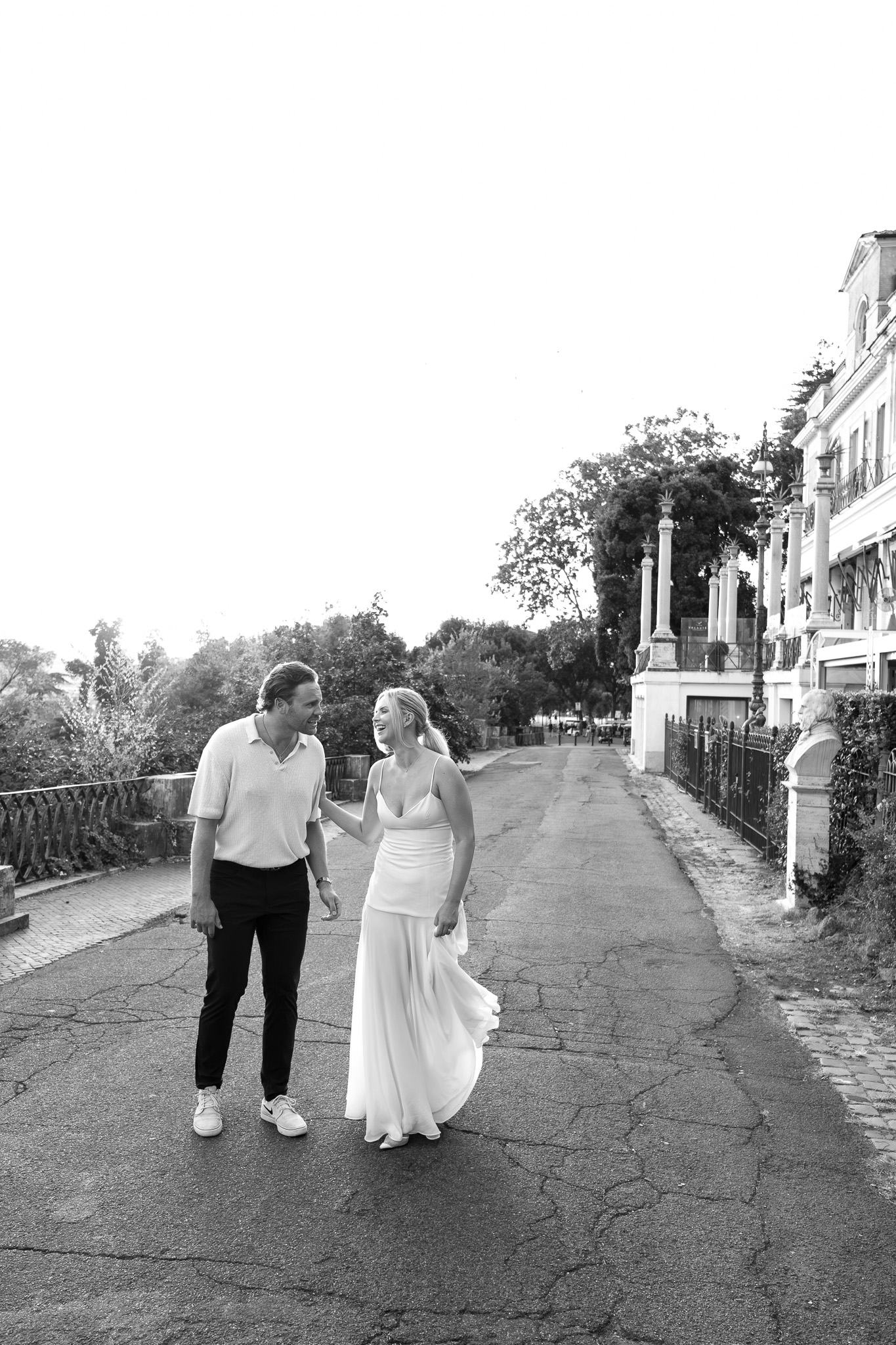 Riley e Maddie camminano insieme a Villa Borghese durante un servizio fotografico di coppia a Roma