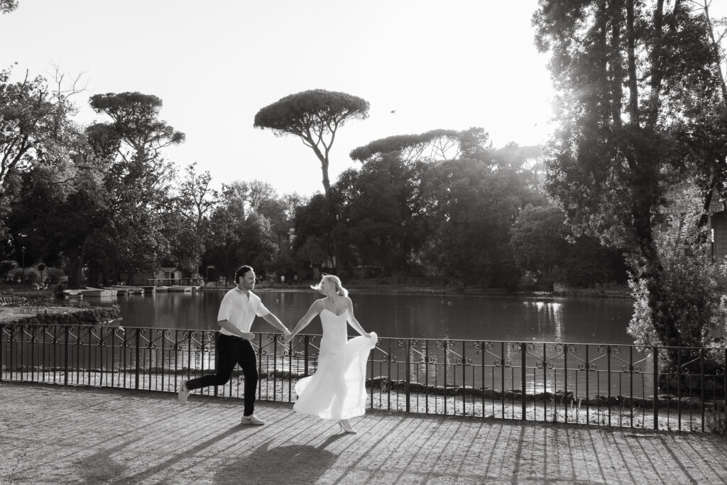 Riley e Maddie corrono mano nella mano accanto al laghetto di Villa Borghese a Roma