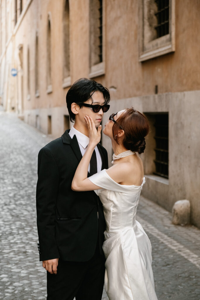 Coppia giapponese da Tokyo durante un momento intimo su una strada acciottolata di Roma nel loro servizio fotografico prematrimoniale.